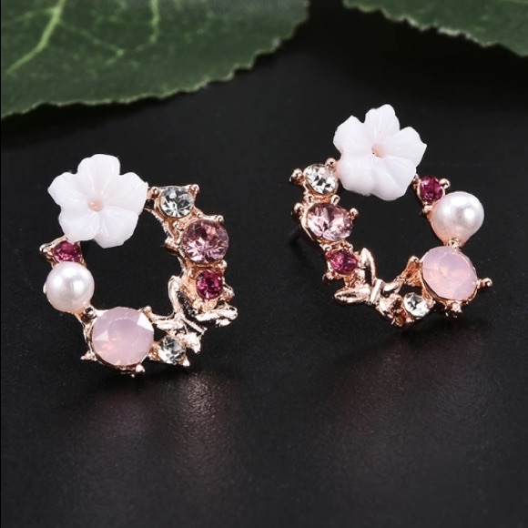 Jewelry - White Pearl Flower Earrings